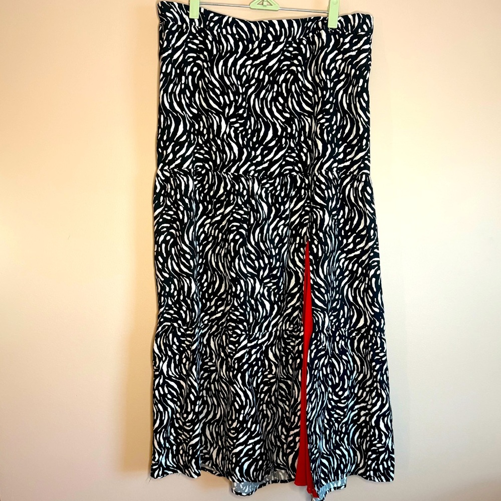 Women’s XXL Black,White and Red Zig Zag Zebra Print Maxi Skirt SZ/XXL.